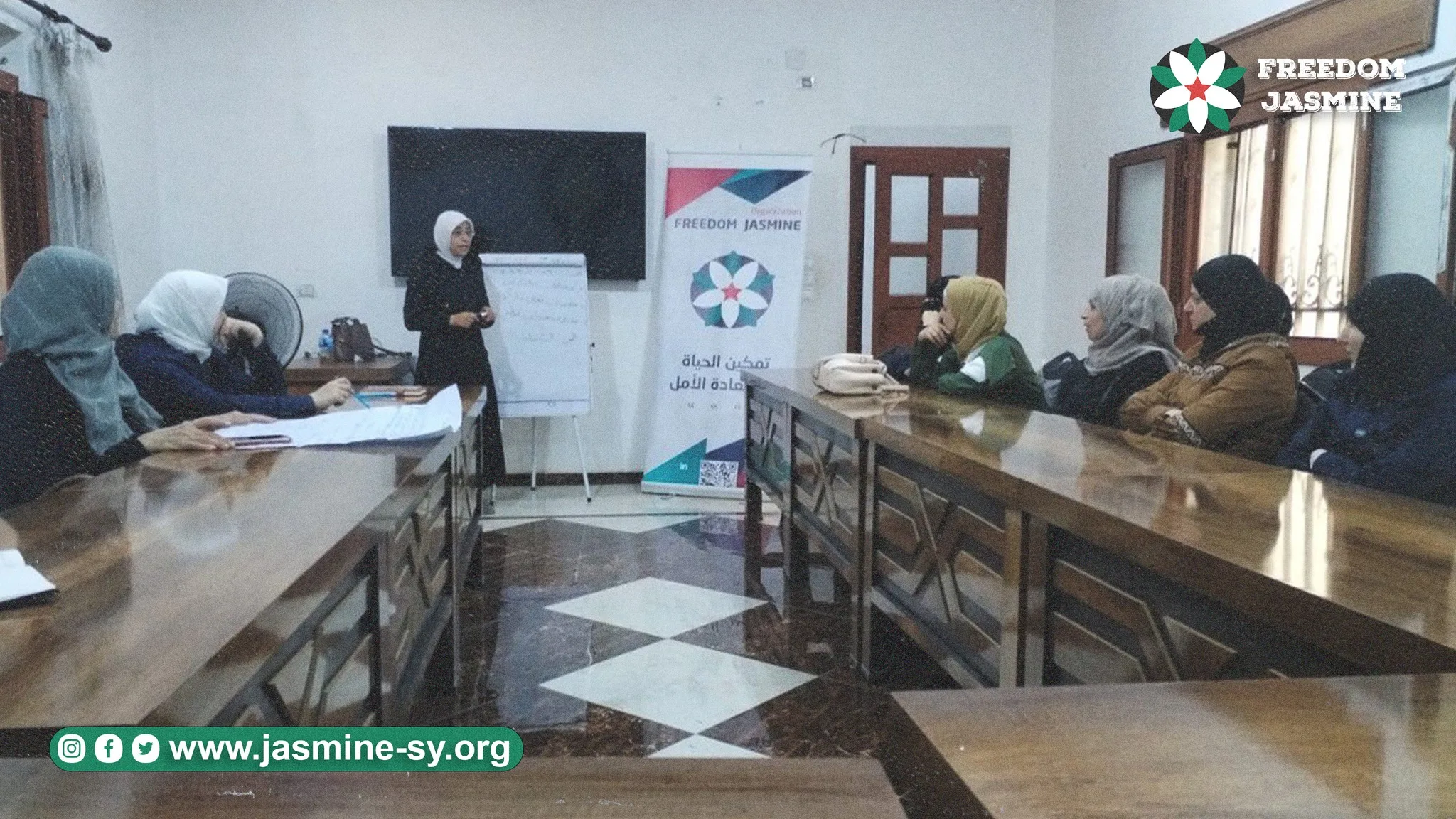 ورش العمل لتمكين المرأة من خلال تشكيل شبكة دعم قوية في المجتمع.